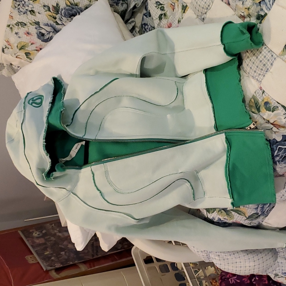 Lululemon zip up sweatshirt size 6